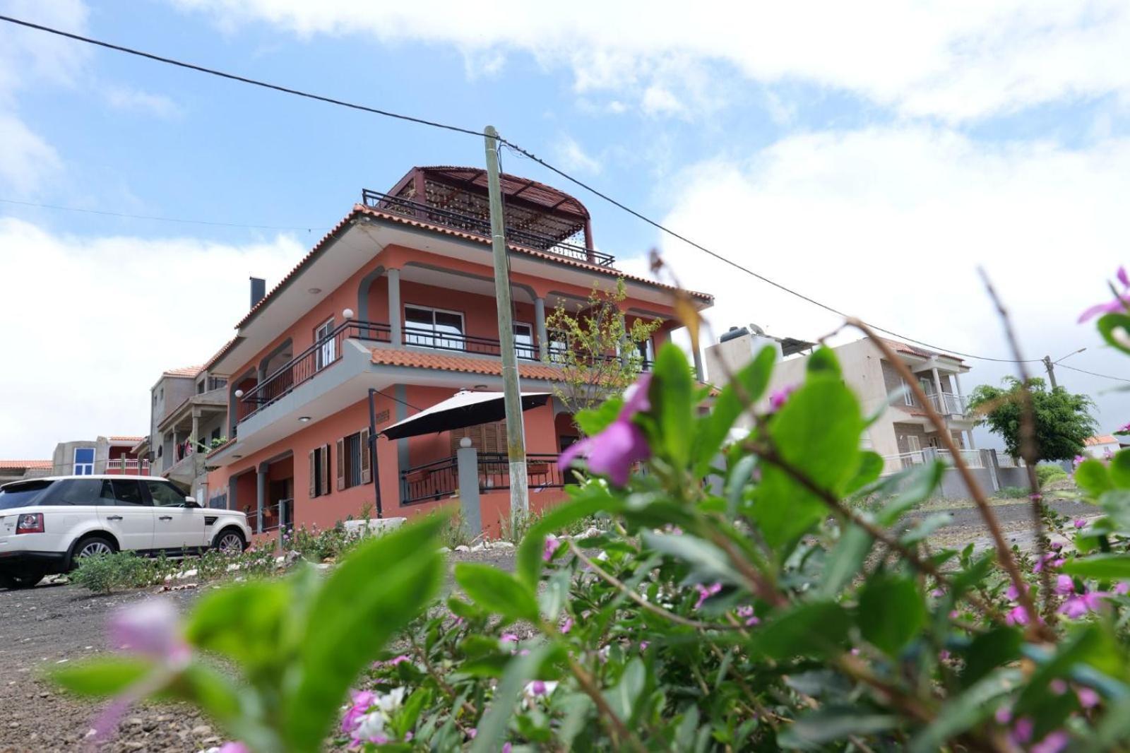 Tarrafal House Buitenkant foto